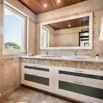 Large Private Pool Viilla, Close To Amenites, Free Air Conditioning And Wifi 빌라 *