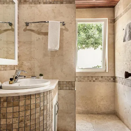 Large Private Pool Viilla, Close To Amenites, Free Air Conditioning And Wifi *