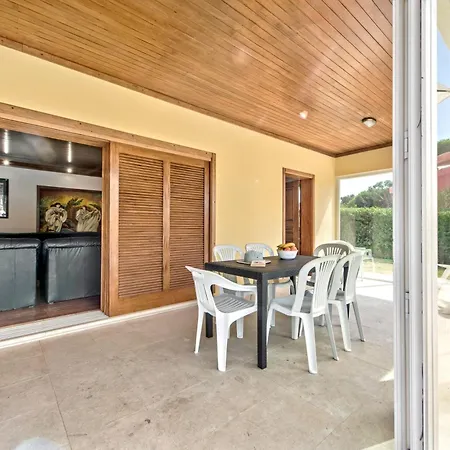 빌라 Large Private Pool Viilla, Close To Amenites, Free Air Conditioning And Wifi 쿼테이라