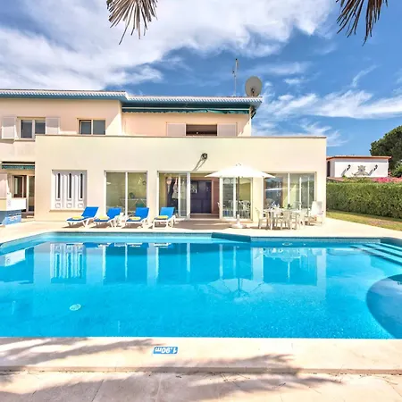 Large Private Pool Viilla, Close To Amenites, Free Air Conditioning And Wifi
