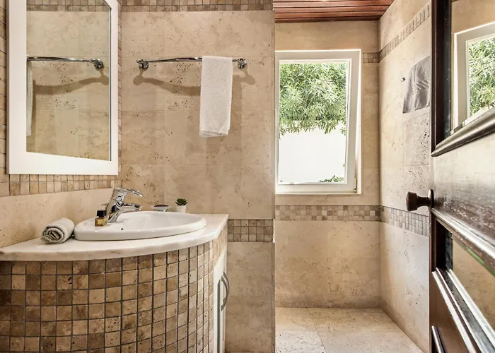 Large Private Pool Viilla, Close To Amenites, Free Air Conditioning And Wifi *