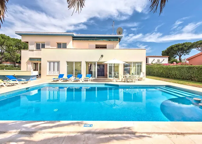 Large Private Pool Viilla, Close To Amenites, Free Air Conditioning And Wifi