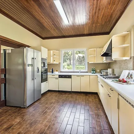Villa A Charming, Cosy Atmosphere Greets At Impressive Villa, Located In... Quarteira