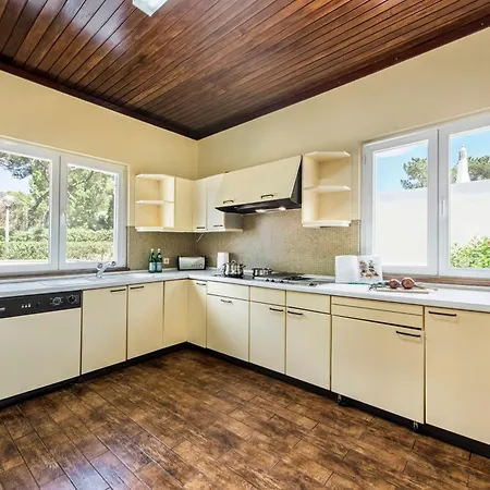 A Charming, Cosy Atmosphere Greets At Impressive Villa, Located In... Villa Quarteira