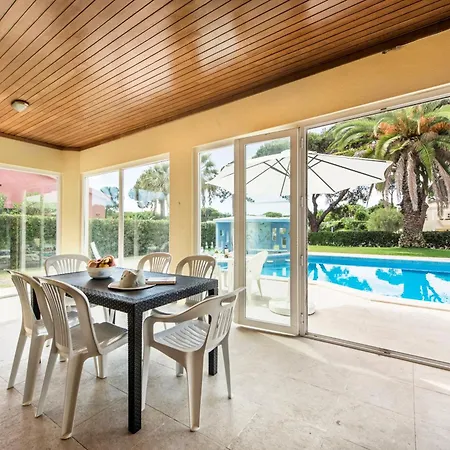 Large Private Pool Viilla, Close To Amenites, Free Air Conditioning And Wifi Quarteira