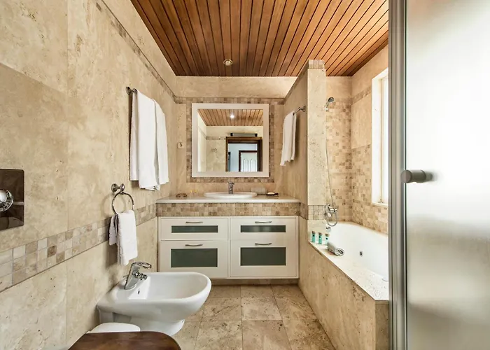 Large Private Pool Viilla, Close To Amenites, Free Air Conditioning And Wifi