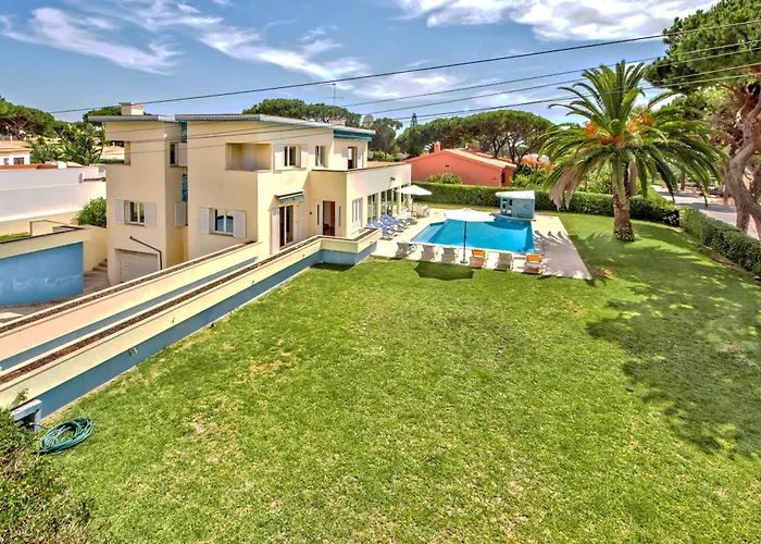 Large Private Pool Viilla, Close To Amenites, Free Air Conditioning And Wifi * Quarteira